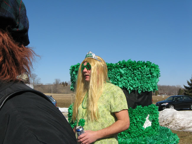 /pictures/ST Pats Float 2009 - No snow our guys keep draging/IMG_1334.jpg